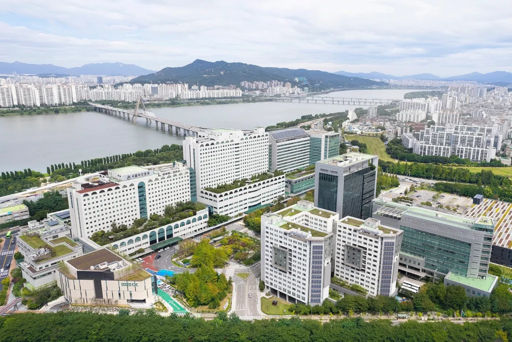 강과 주거단지를 배경으로 여러 건물이 모인 서울아산병원 전경