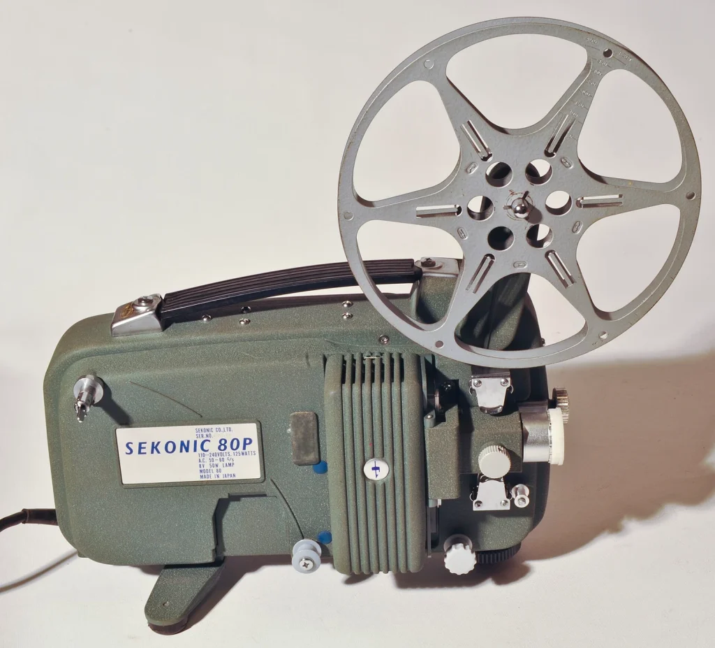 필름 릴과 여러 조절 다이얼이 보이는 8mm 영사기