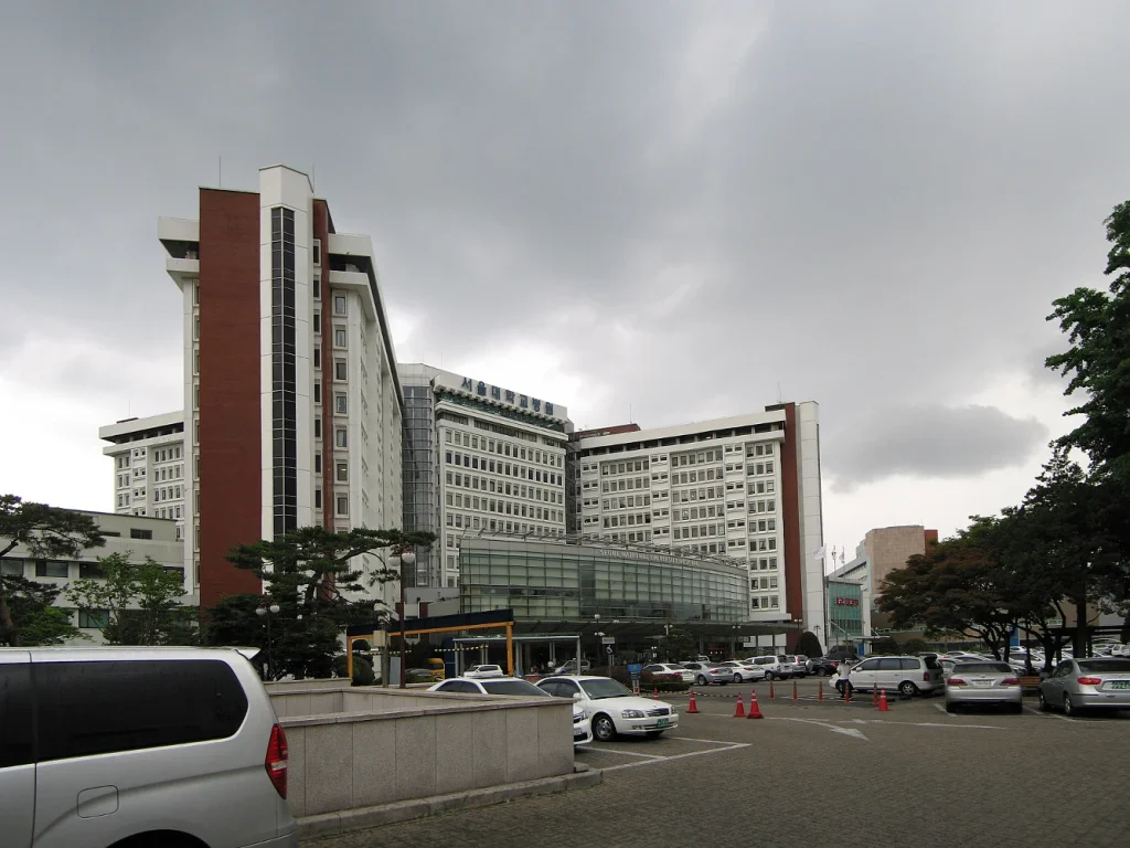병원 간판과 앞쪽 주차장이 보이는 서울대학교병원 외관